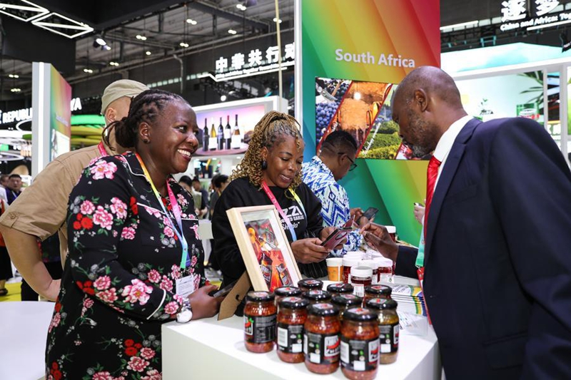 Watu wakitembelea banda la Afrika Kusini kwenye Kituo cha Kimataifa cha Maonyesho na Mikutano cha Changsha mjini Changsha, Mkoa wa Hunan, katikati mwa China, Juni 12, 2025. (Xinhua/Wang Jingqiang)