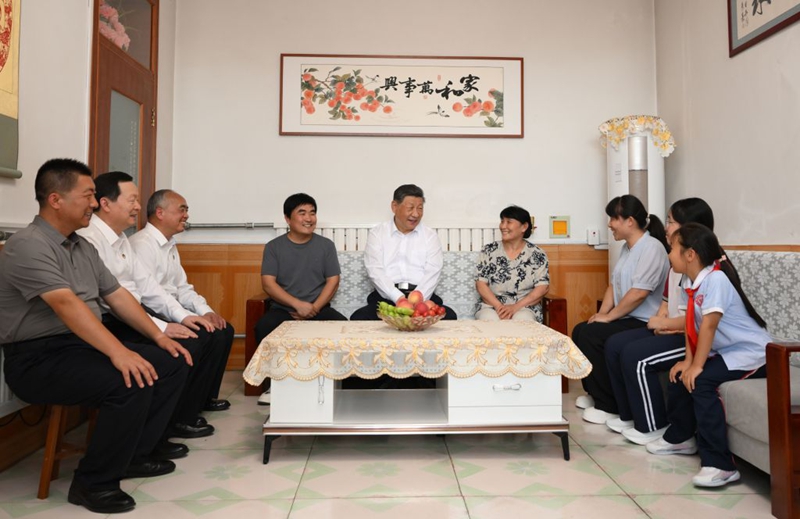 Rais wa China Xi Jinping, akiwa ameketi na familia ya mwanakijiji Yu Xinhui kuuliza kuhusu hali ya maisha yao ya kila siku nyumbani kwao katika Kijiji cha Xiyujia cha Eneo la Lingcheng la Mji wa Dezhou, Mkoa wa Shandong, mashariki mwa China, Juni 24, 2026. (Xinhua/Xie Huanchi)
