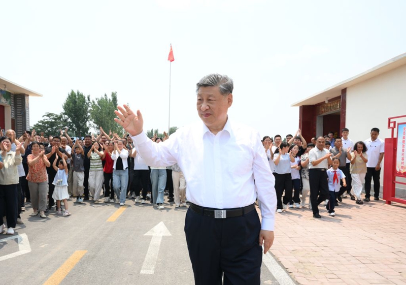 Rais wa China Xi Jinping, akizungumza na wanakijiji alipofanya ziara katika Kijiji cha Xiyujia cha Eneo la Lingcheng la Mji wa Dezhou, Mkoa wa Shandong, mashariki mwa China, Juni 24, 2026. (Xinhua/Yan Yan)