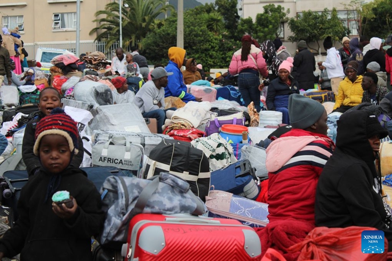 Wazimbabwe wakiwa wamekusanyika nje ya Ubalozi mdogo wa Zimbabwe wakitaka kurejeshwa nyumbani kwa usaidizi wa serikali, Cape Town, Afrika Kusini, Juni 27, 2026. (Picha na Shakirah Thebus/Xinhua)