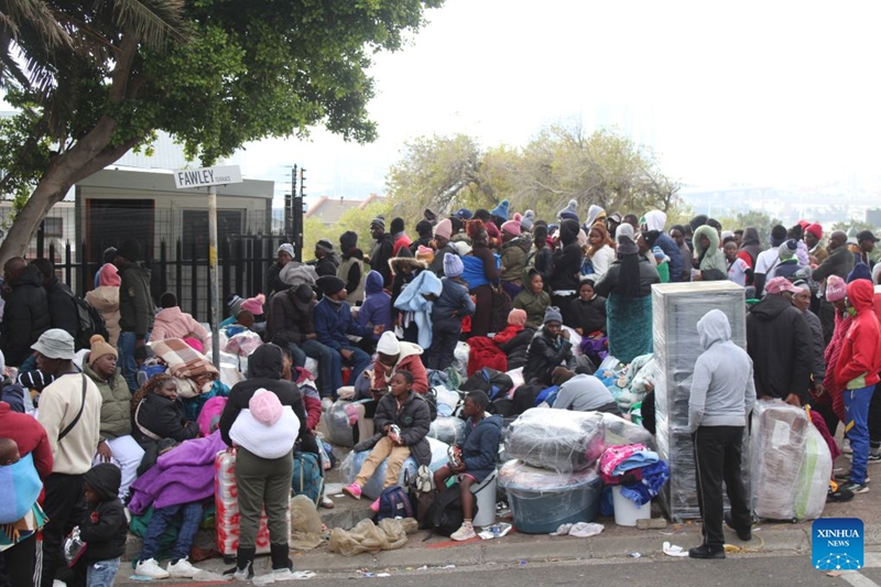 Wazimbabwe wakiwa wamekusanyika nje ya Ubalozi mdogo wa Zimbabwe wakitaka kurejeshwa nyumbani kwa usaidizi wa serikali, Cape Town, Afrika Kusini, Juni 27, 2026. (Picha na Shakirah Thebus/Xinhua)