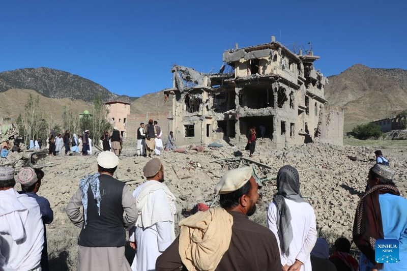 Watu wakiangalia jengo lililobomolewa baada ya shambulio la kupiga mabomu kutoka angani dhidi ya Jimbo la Paktia, Afghanistan, Juni 29, 2026. (Picha na Yusuf Mangal/Xinhua)
