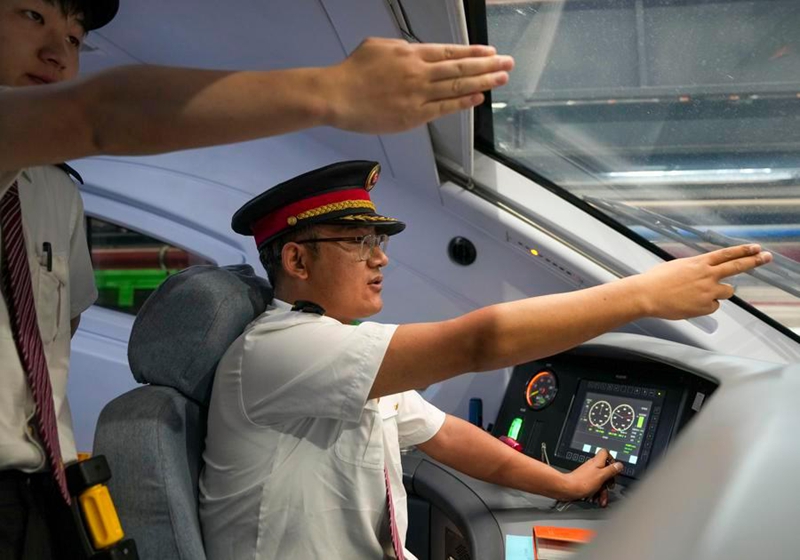 Tsering (kulia) akiendesha treni ya mwendo-kasi ya Fuxing kutoka Lhasa hadi Xigaze, Mkoa Unaojiendesha wa Xizang, kusini magharibi mwa China, Juni 27, 2026. (Xinhua/Jigme Dorje)
