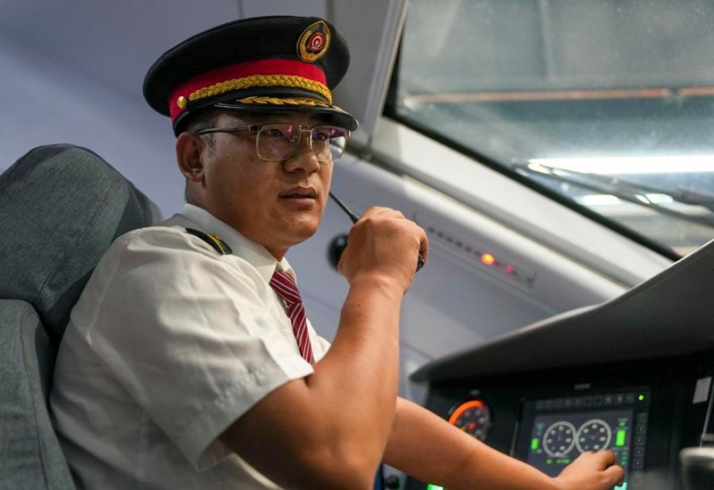 Dereva wa treni ya mwendo-kasi ya Fuxing kutoka Xizang afuata ndoto zake kwenye Reli ya Qinghai-Xizang, China