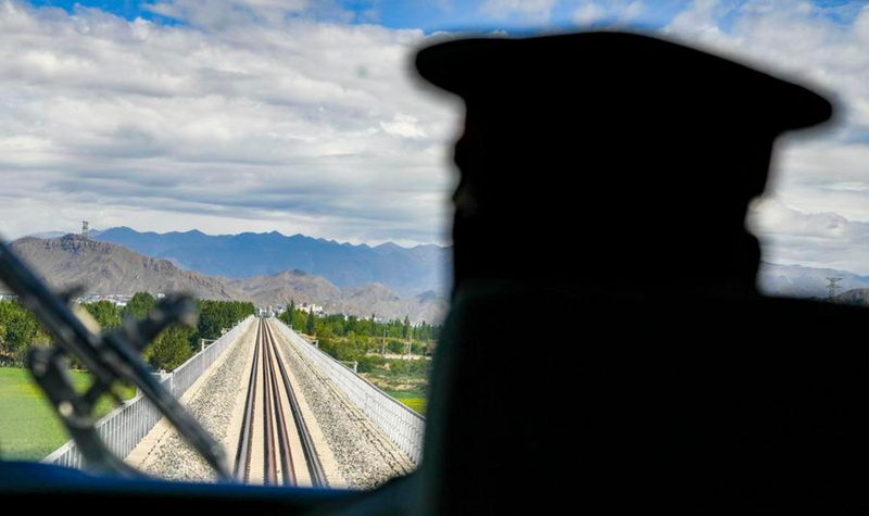 Dereva wa treni ya mwendo-kasi ya Fuxing kutoka Xizang afuata ndoto zake kwenye Reli ya Qinghai-Xizang, China