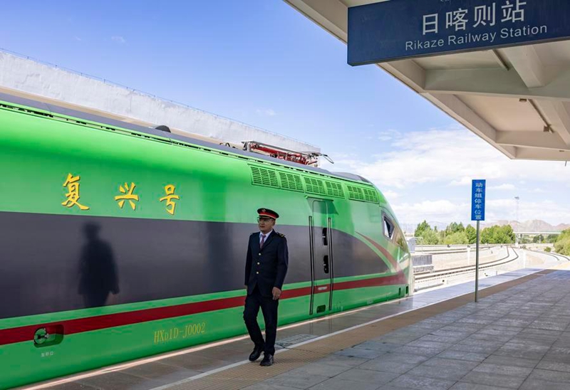 Dereva wa treni ya mwendo-kasi ya Fuxing kutoka Xizang afuata ndoto zake kwenye Reli ya Qinghai-Xizang, China
