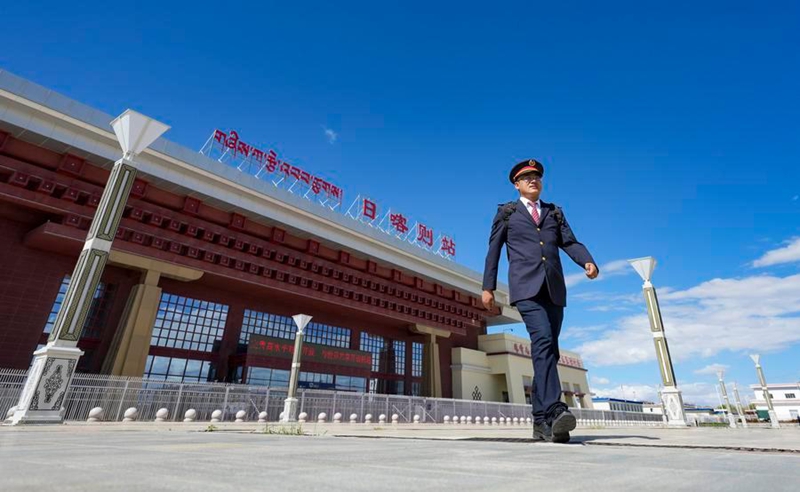 Dereva wa treni ya mwendo-kasi ya Fuxing kutoka Xizang afuata ndoto zake kwenye Reli ya Qinghai-Xizang, China