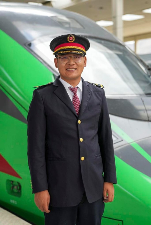 Dereva wa treni ya mwendo-kasi ya Fuxing kutoka Xizang afuata ndoto zake kwenye Reli ya Qinghai-Xizang, China