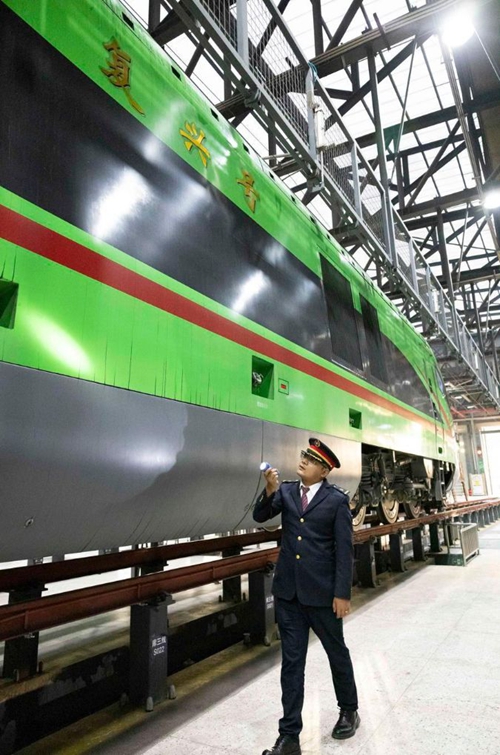 Dereva wa treni ya mwendo-kasi ya Fuxing kutoka Xizang afuata ndoto zake kwenye Reli ya Qinghai-Xizang, China