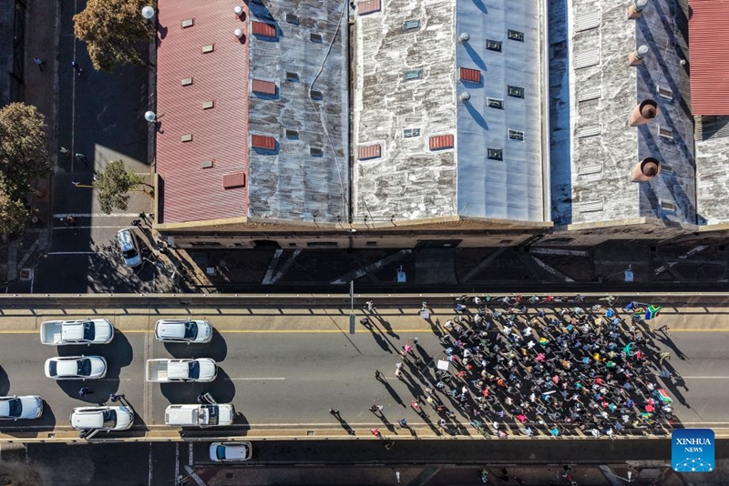 Picha iliyopigwa Juni 30, 2026 ikionyesha waandamanaji wakiandamana kwenye maandamano makubwa dhidi ya uhamiaji haramu jijini Johannesburg, Afrika Kusini (Picha na Shiraaz Mohamed/Xinhua)