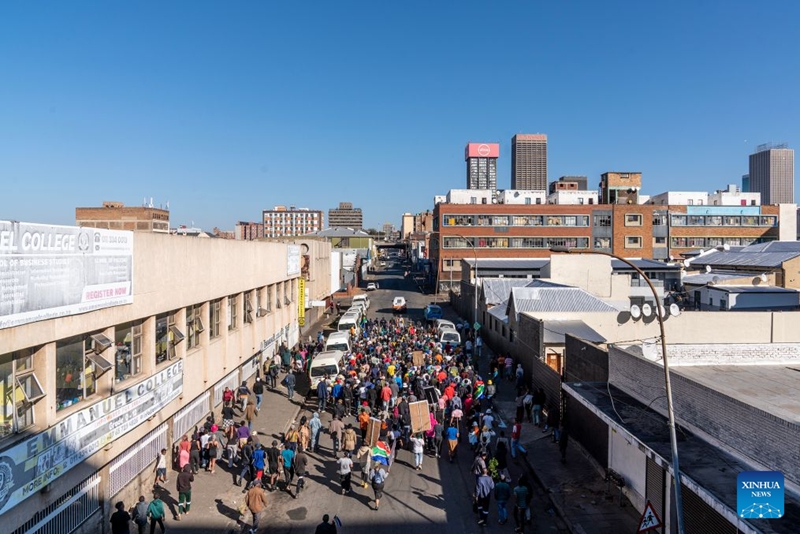 Waandamanaji wakiandamana kwenye maandamano makubwa dhidi ya uhamiaji haramu jijini Johannesburg, Afrika Kusini, Juni 30, 2026. (Picha na Shiraaz Mohamed/Xinhua)