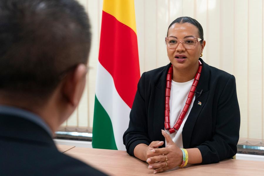 Waziri wa Utalii na Utamaduni wa Ushelisheli Amanda Bernstein akizungumza kwenye mahojiano na Shirika la Habari la China, Xinhua mjini Victoria,Ushelisheli, Juni 25, 2026. (Xinhua/Xie Jianfei)