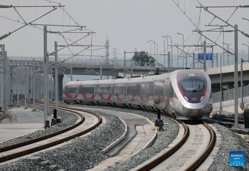 Treni No. G3966, treni ya kwanza ya mwendo-kasi ya reli ya mwendo-kasi ya Xi'an-Shiyan, ikiondoka kutoka Stesheni ya Reli ya Mashariki ya Xi'an, katika Mkoa wa Shaanxi, kaskazini magharibi mwa China, Juni 30, 2026. (Xinhua/Li Yibo)