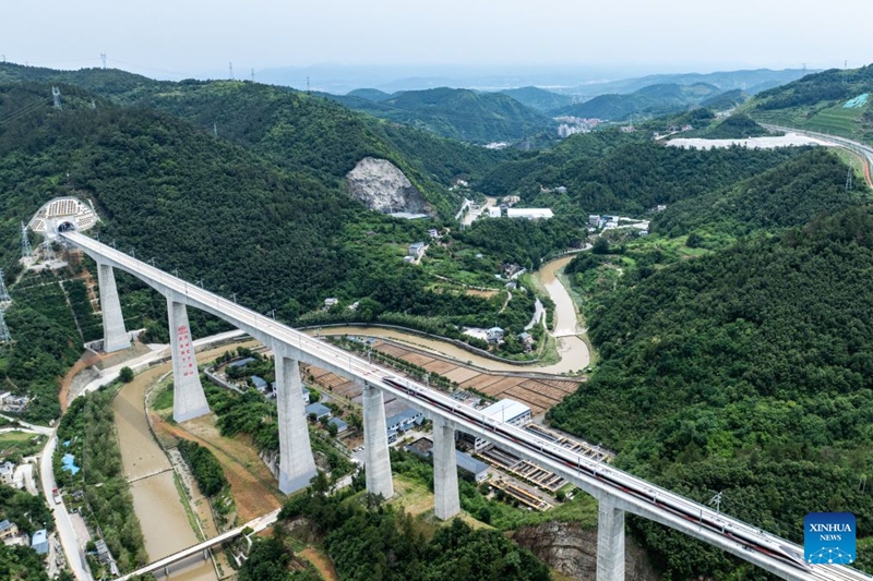 Reli mpya ya mwendo-kasi yaunganisha katikati na magharibi mwa China kwa kuhimiza uratibu na maendeleo