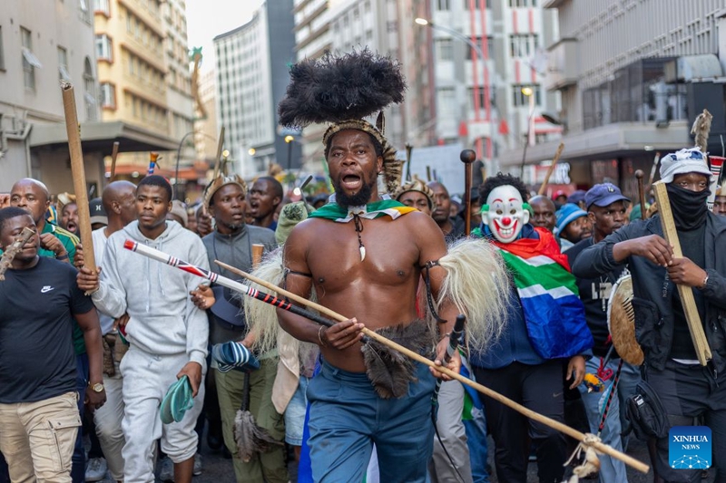 Waandamanaji wakiandamana kwenye maandamano dhidi ya uhamiaji haramu jijini Durban, Afrika Kusini, Juni 30, 2026. (Picha na Mbuthi Msweli/Xinhua)