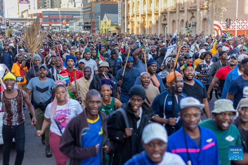 Waandamanaji wakiandamana kwenye maandamano dhidi ya uhamiaji haramu jijini Durban, Afrika Kusini, Juni 30, 2026. (Picha na Mbuthi Msweli/Xinhua)