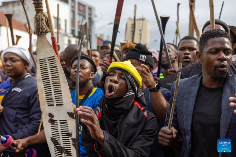 Waandamanaji wakiandamana kwenye maandamano dhidi ya uhamiaji haramu jijini Durban, Afrika Kusini, Juni 30, 2026. (Picha na Mbuthi Msweli/Xinhua)