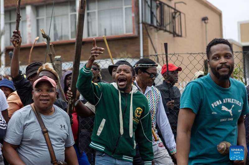 Waandamanaji wakiandamana kwenye maandamano dhidi ya uhamiaji haramu jijini Durban, Afrika Kusini, Juni 30, 2026. (Picha na Mbuthi Msweli/Xinhua)