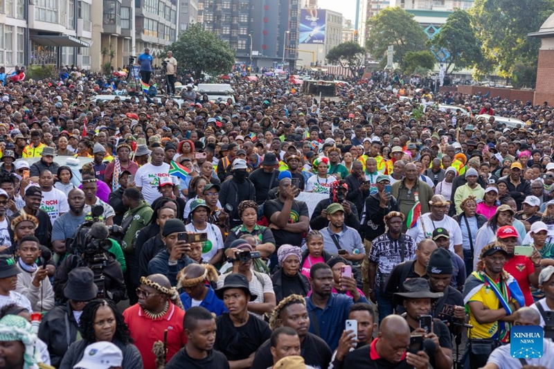 Waandamanaji wakiandamana kwenye maandamano dhidi ya uhamiaji haramu jijini Durban, Afrika Kusini, Juni 30, 2026. (Picha na Mbuthi Msweli/Xinhua)