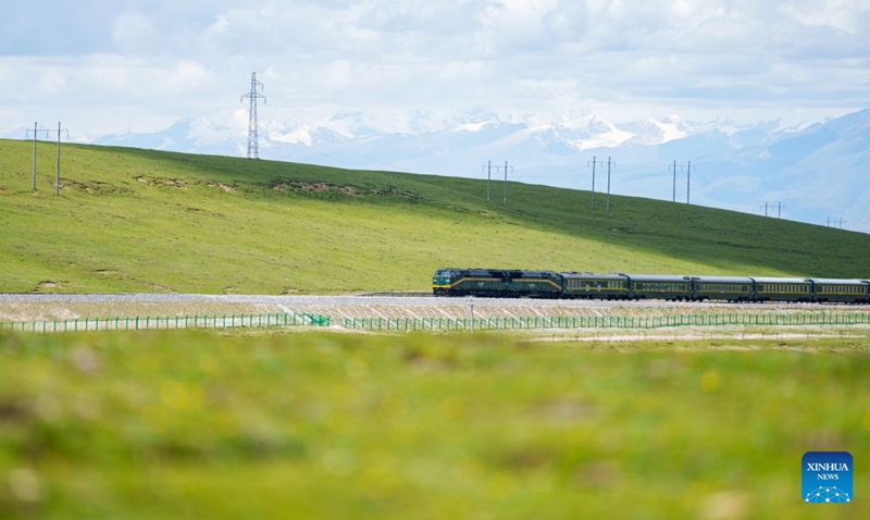Treni ikipita katika Wilaya ya Damxung ya Lhasa, Mkoa Unaojiendesha wa Xizang, kusini magharibi mwa China, Juni 21, 2026. (Xinhua/Tenzin Nyida)