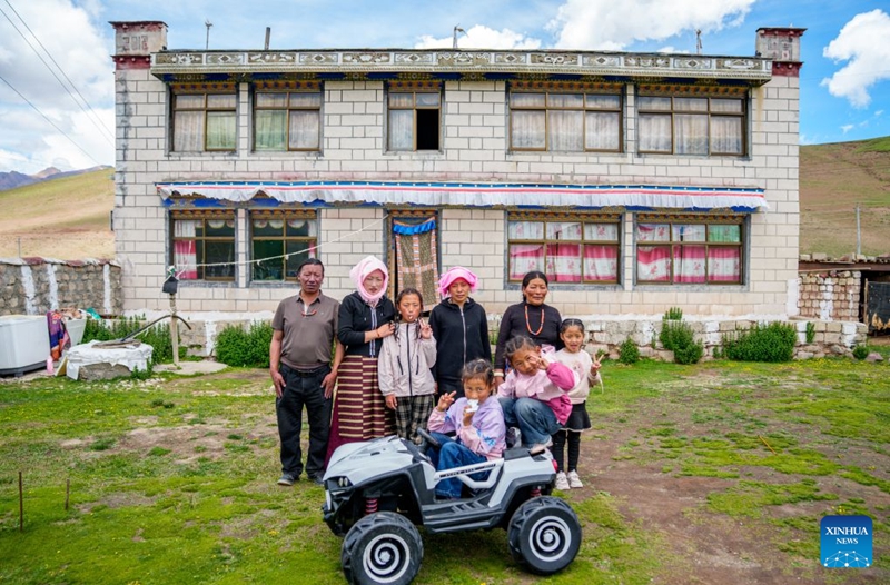 Tatso (wa pili kushoto) na familia yake wakipiga picha pamoja kwenye ua wa nyumba yao katika Wilaya ya Damxung ya Lhasa, Mkoa Unaojiendesha wa Xizang, kusini magharibi mwa China, Juni 21, 2026. (Xinhua/Tenzin Nyida)
