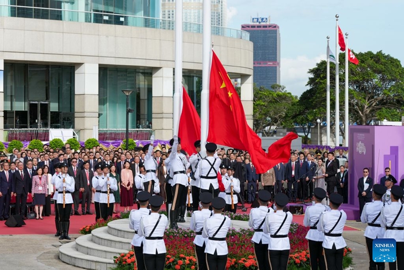 Serikali ya Mkoa wa Utawala Maalum wa Hong Kong (HKSAR) imefanya hafla ya kupandisha bendera kwa kusherehekea miaka 29 tangu Hong Kong kurudi China  huko Hong Kong, kusini mwa China, Julai 1, 2026. (Xinhua/Zhu Wei) 