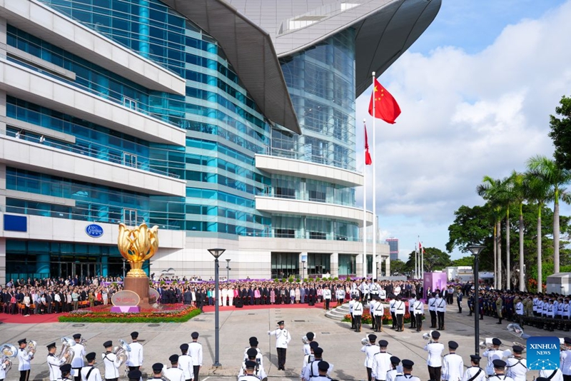 Hafla ya kupandisha bendera ikifanywa na serikali ya Mkoa wa Utawala Maalum wa Hong Kong (HKSAR) kusherehekea miaka 29 tangu Hong Kong kurudi China , huko Hong Kong, kusini mwa China, Julai 1, 2026. (Xinhua/Zhu Wei)