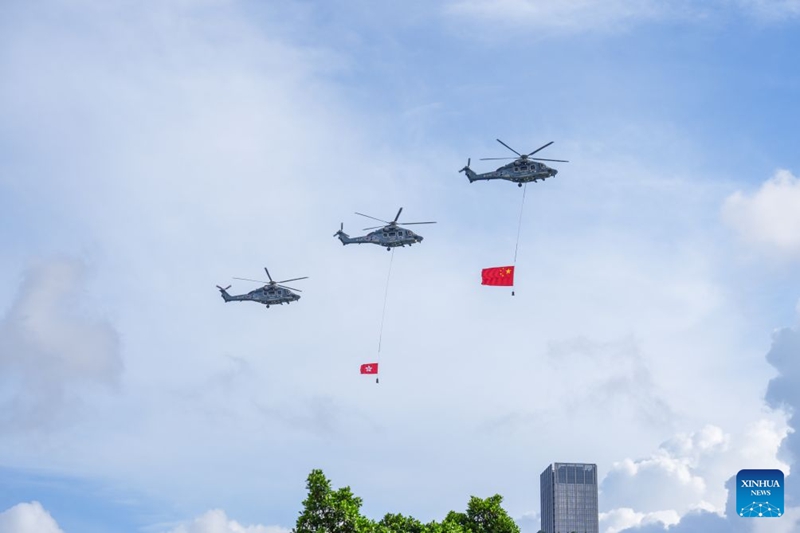 Kwenye hafla ya kupandisha bendera iliyofanywa na HKSAR kusherehekea miaka 29 tangu Hong Kong kurudi China, helikopita zilizoruka mbinguni zikionesha bendera ya taifa na bendera ya serikali ya Mkoa wa Utawala Maalum wa Hong Kong huko Hong Kong, kusini mwa China, Julai 1, 2026. (Xinhua/Zhu Wei)