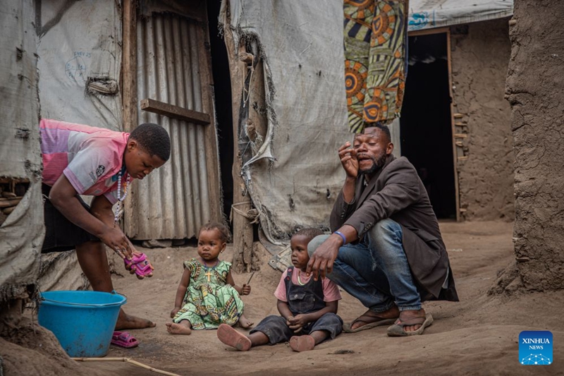 Picha hii ikionyesha familia kwenye kambi ya watu waliokimbia makazi yao karibu na Bunia, Jimbo la Ituri, Jamhuri ya Kidemokrasia ya Kongo (DRC), Julai 4, 2026. (Xinhua)