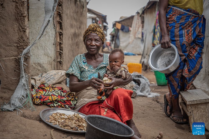 Mwanamke na mtoto wakionekana kwenye kambi ya watu waliokimbia makazi yao karibu na Bunia, Jimbo la Ituri, Jamhuri ya Kidemokrasia ya Kongo (DRC), Julai 4, 2026. (Xinhua)