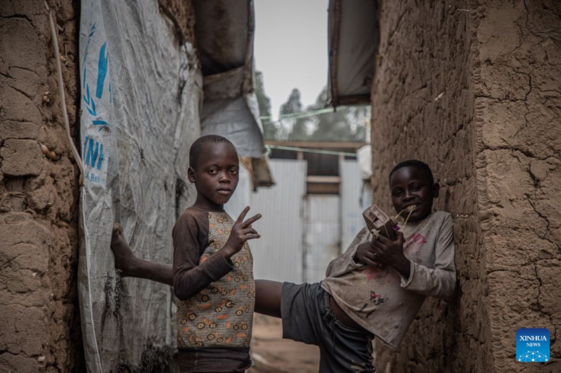 Watoto wawili wakionekana kwenye kambi ya watu waliokimbia makazi yao karibu na Bunia, Jimbo la Ituri, Jamhuri ya Kidemokrasia ya Kongo (DRC), Julai 4, 2026. (Xinhua)