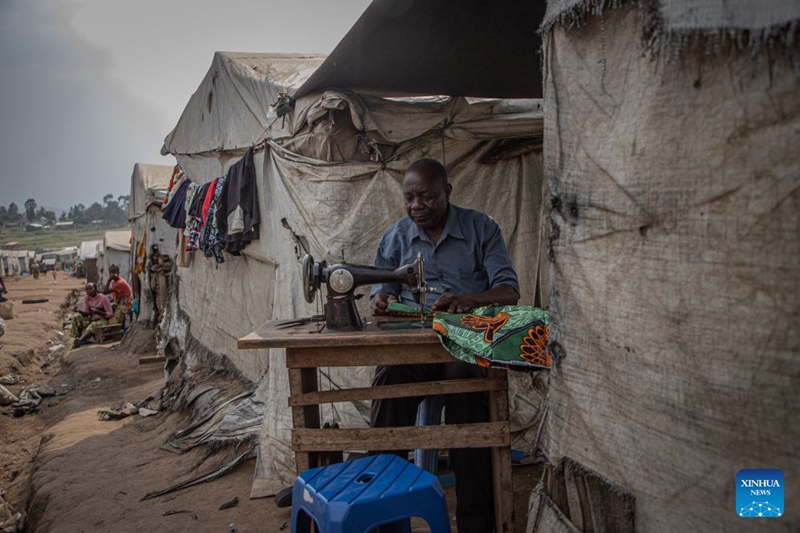 Jamaa akitumia cherehani kwenye kambi ya watu waliokimbia makazi yao karibu na Bunia, Jimbo la Ituri, Jamhuri ya Kidemokrasia ya Kongo (DRC), Julai 4, 2026. (Xinhua)
