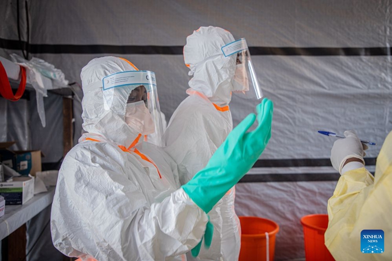 Wafanyakazi wa matibabu wakivaa mavazi ya kujikinga kwenye kituo cha matibabu ya Ebola, Bunia, mji mkuu wa Jimbo la Ituri katika Jamhuri ya Kidemokrasia ya Kongo (DRC), Julai 6, 2026. (Xinhua)