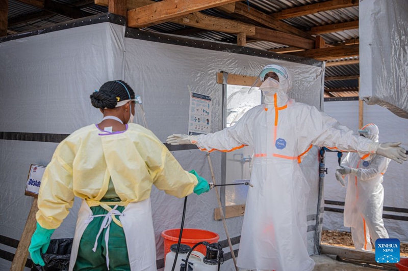 Wafanyakazi wa matibabu wakifanya kazi ya kuua vijidudu kwenye kituo cha matibabu ya Ebola, Bunia, mji mkuu wa Jimbo la Ituri katika Jamhuri ya Kidemokrasia ya Kongo (DRC), Julai 6, 2026. (Xinhua)