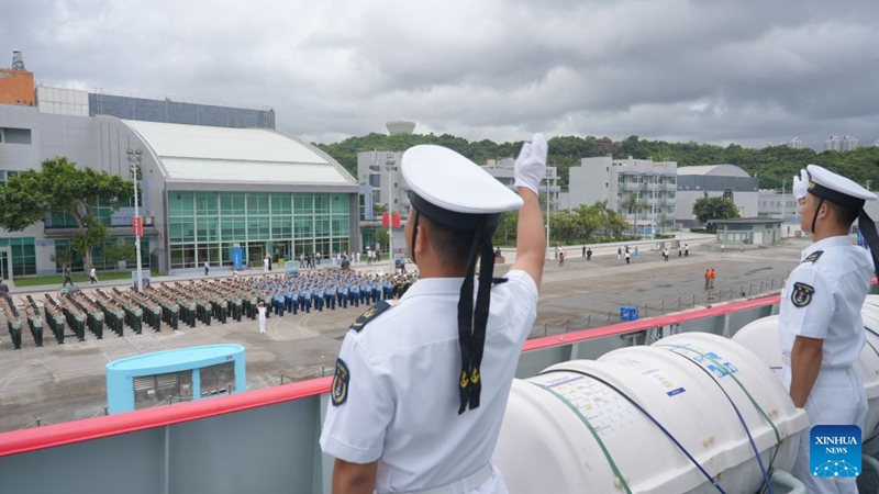 Mabaharia waliopanda manowari ya makombora ya kuongozwa ya Hengyang wakipunga mkono wa kwaheri wakati wakitoka kwenye gati la kituo cha kikosi cha majini cha Jeshi la Ukombozi wa Umma la China (PLA) kilichoko Hong Kong kwenye Kisiwa cha Stonecutters, kusini mwa China, Julai 6, 2026. (Picha na Liang Jiepei/Xinhua)