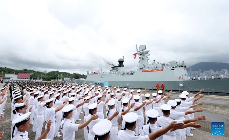 Manowari ya makombora ya kuongozwa ya Hengyang ikiondoka kutoka kwenye gati la kituo cha kikosi cha majini cha Jeshi la Ukombozi wa Umma la China (PLA) kilichoko Hong Kong kwenye Kisiwa cha Stonecutters, kusini mwa China, Julai 6, 2026. (Picha na Yi Ding/Xinhua)