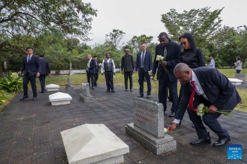 Wawakilishi kutoka China, Tanzania, na Zambia wakiweka maua kwenye makaburi ya wataalamu wa China jijini Dar es Salaam, Tanzania, Julai 7, 2026. (Xinhua/Emmanuel Herman)