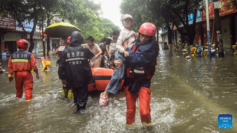 Waokoaji wakiwahamisha wakazi waliokwama katika Mji wa Qinzhou, Mkoa unaojiendesha wa Kabila la Wazhuang wa Guangxi, kusini mwa China, Julai 7, 2026. (Xinhua/Zhang Ailin)