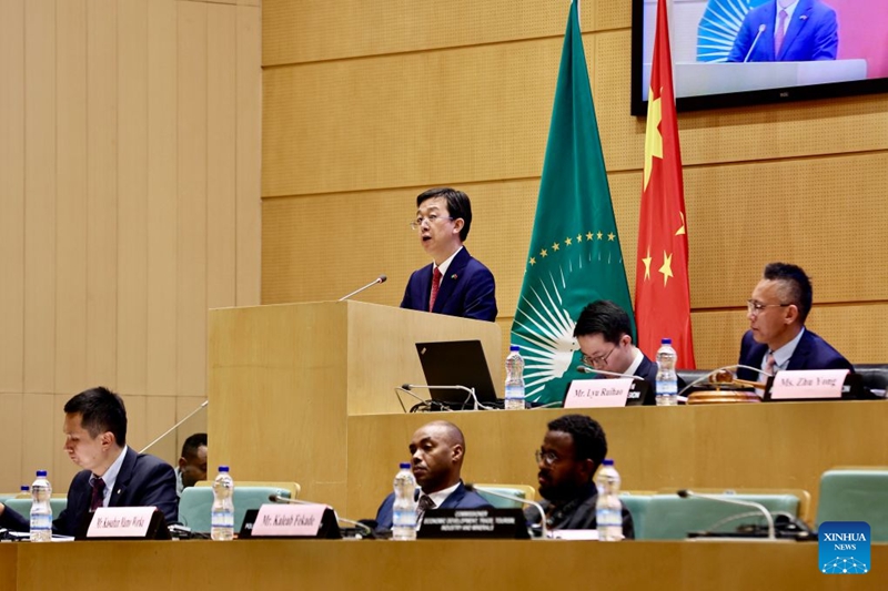 Jiang Feng, mkuu wa Ujumbe wa China katika Umoja wa Afrika (AU), akitoa hotuba kwenye mkutano wa kutangaza Maonyesho ya 140 ya Canton katika makao makuu ya AU, Addis Ababa, Ethiopia, Julai 7, 2026. (Xinhua/Geng Xinning)