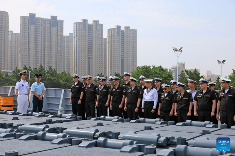 Askari wa Russia wanaoshiriki katika mazoezi ya "Joint Sea-2026" wakitembelea manowari ya Kaifeng ya makombora ya China, Julai 8, 2026. (Picha na Wang Yuanfang/Xinhua)