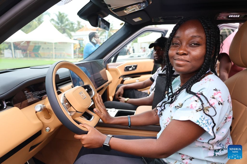 Mtembeleaji akiwa ameketi ndani ya gari linalotumia umeme kwenye Wiki ya Uwekezaji na Biashara ya Ghana ya siku tatu na Maonyesho ya Ujenzi ya Afrika, Accra, Ghana, Julai 8, 2026. (Picha na Seth/Xinhua)