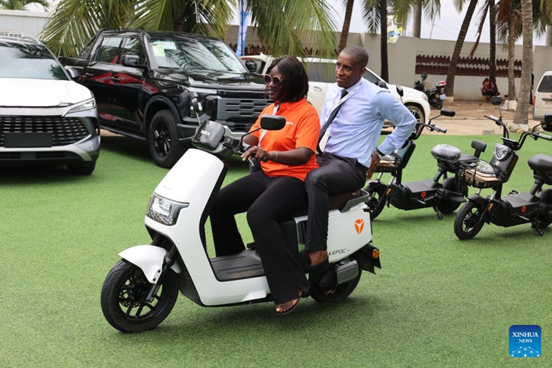Watembeleaji wakiwa wamepanda pikipiki inayotumia umeme kwenye Wiki ya Uwekezaji na Biashara ya Ghana ya siku tatu na Maonyesho ya Ujenzi ya Afrika, Accra, Ghana, Julai 8, 2026. (Picha na Seth/Xinhua)