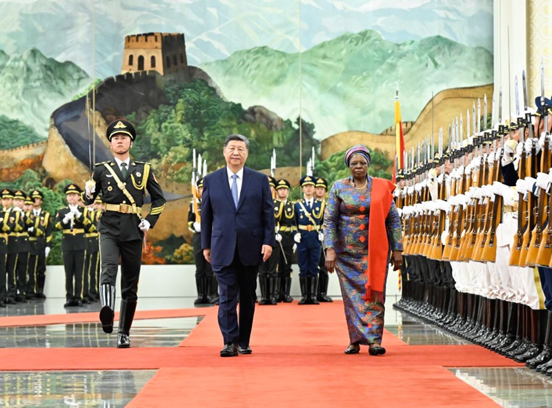 Rais wa China Xi Jinping akifanya hafla ya kumkaribisha Rais wa Namibia Netumbo Nandi-Ndaitwah kwenye Ukumbi wa Kaskazini wa Jumba la Mikutano ya Umma kabla ya mazungumzo yao mjini Beijing, Julai 10, 2026. (Xinhua/Shen Hong)