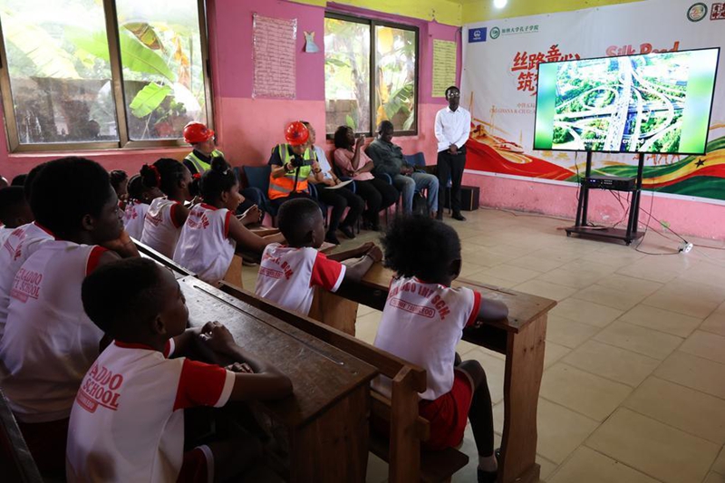 Wanafunzi wakitazama klipu ya video ya uhandisi wa barabara wa China kwenye shughuli ya mawasiliano ya kitamaduni katika Shule ya Kimataifa ya Zenaddo, huko Accra, Ghana, Julai 10, 2026. (Picha na Seth/Xinhua)