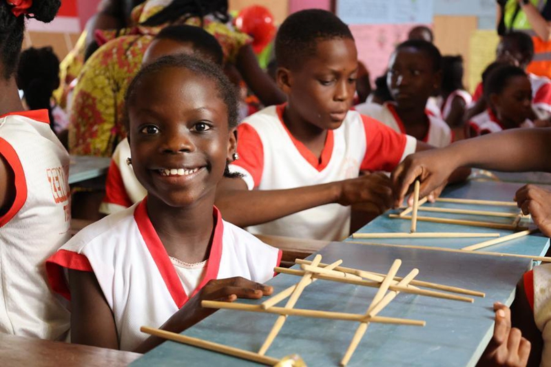 Mwanafunzi akipiga picha kwenye shughuli ya mawasiliano ya kitamaduni katika Shule ya Kimataifa ya Zenaddo, huko Accra, Ghana, Julai 10, 2026. (Picha na Seth/Xinhua)