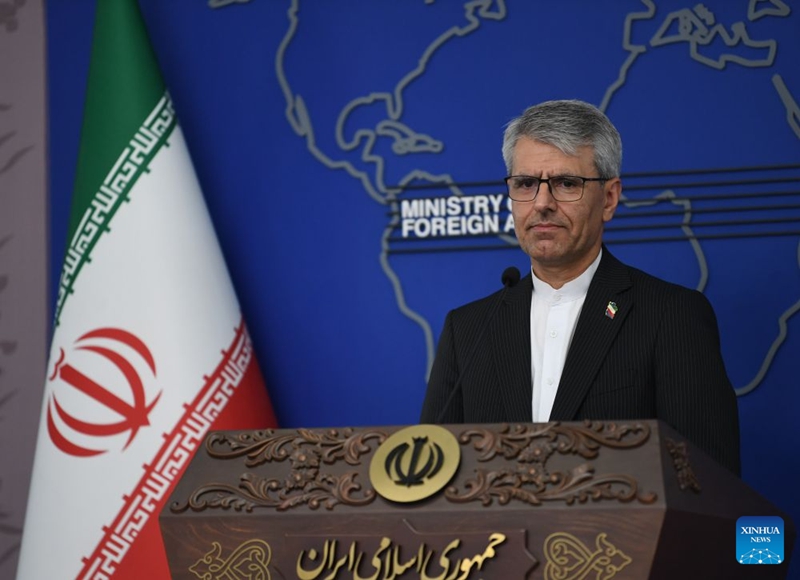 Msemaji wa Wizara ya Mambo ya Nje ya Iran Esmaeil Baghaei akizungumza kwenye mkutano na waandishi wa habari wa wiki mjini Tehran, Iran, Julai 13, 2026. (Xinhua/Shadati)