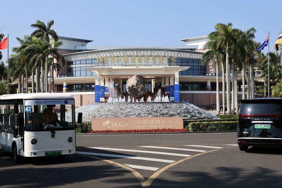 Magari yanayotumia nishati mpya yakionekana kwenye eneo la kielelezo la kaboni-sifuri la Boao, Mkoa wa Hainan, kusini mwa China, Machi 26, 2026. (Xinhua/Wang Yiliang)