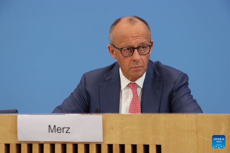 Chansela wa Ujerumani Friedrich Merz akizungumza kwenye mkutano wake na waandishi wa habari wa majira ya joto, Berlin, Ujerumani, Julai 15, 2026. (Xinhua/Li Hanlin)