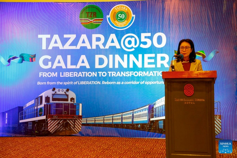 Balozi wa China nchini Tanzania Chen Mingjian akitoa hotuba kwenye hafla ya chakula cha jioni kusherehekea maadhimisho ya miaka 50 tangu Reli ya Tanzania na Zambia (TAZARA) ianze shughuli kibiashara jijini Dar es Salaam, Tanzania, Julai 14, 2026. (Xinhua/Nurdin Pallangyo)