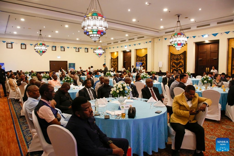 Wageni walikuwa wakihudhuria hafla ya chakula cha jioni kusherehekea maadhimisho ya miaka 50 tangu Reli ya Tanzania na Zambia (TAZARA) kuanza shughuli kibiashara jijini Dar es Salaam, Tanzania, Julai 14, 2026. (Xinhua/Nurdin Pallangyo)